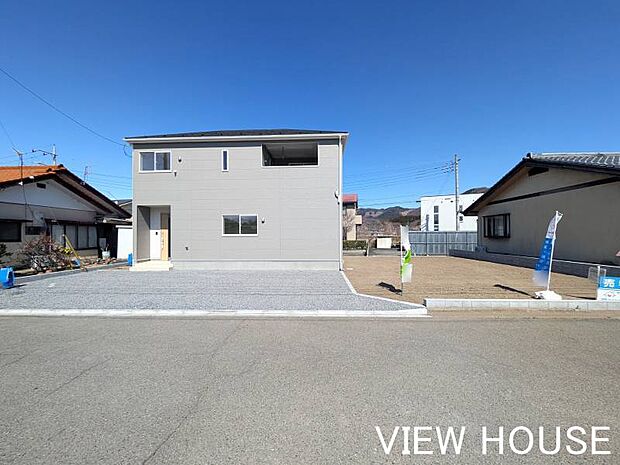 ■閑静な住宅街に位置する、日当たり良好な物件です!周辺は交通量が少なく、お子様がいるご家庭でも安心してお過ごしいただけます♪並列4台駐車可能♪