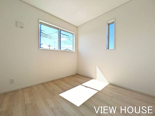 ■2階5帖洋室|2面採光を実現した通風良好な洋室です!心地よい風が通り抜けるため、夏場も快適にお過ごしいただけます♪