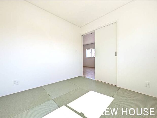 ■4.5帖和室|リビング横に配置された落ち着きのある和室です!お子様のプレイスペースやお昼寝場所として重宝するほか、急な来客時の応接間としても活用できます♪