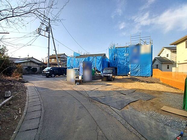 ■並列4台駐車可♪前面道路が広く、お車の出し入れもスムーズに行えるのが嬉しいポイントです！(1/19撮影)