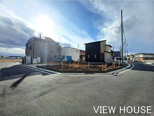 ■ゆとりある道幅の前面道路に面しており、運転が苦手な方でも安心して駐車作業ができます。見通しの良い道路は防犯面でも心強く、小さなお子様のいるご家庭にも適した環境です♪(1/29撮影)