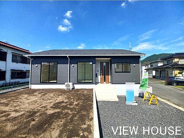 ■青空の下に佇むスタイリッシュで美しい平屋住宅の外観です♪周辺の閑静な住宅街に調和した落ち着きのある佇まいです!