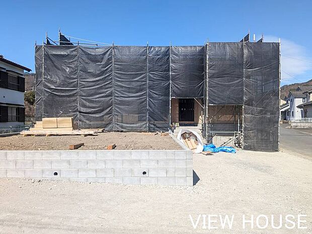 ■リビングに勾配天井を採用しており、通常の天井よりも高く開放感あふれる空間が広がります！(3/19撮影)