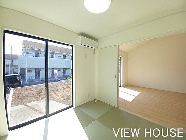 ■4.5帖和室|大きな窓からたっぷりの光を取り込める風通しの良いお部屋です♪