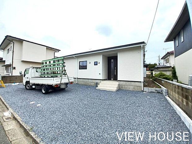 ■並列で3台分の車を停められる広々としたカースペースが魅力です!急な来客時や、将来お子様が車を持った際も安心の広さを確保しました♪(7/17撮影)