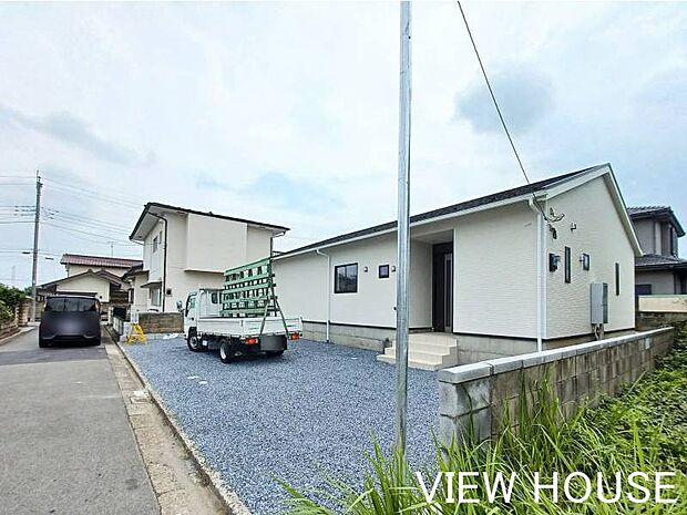 ■ゆとりある幅員の前面道路は、交通量も少なく落ち着いています!小さなお子様がいるご家庭でも、玄関を出てすぐの道が静かなのは安心ですね♪(7/17撮影)