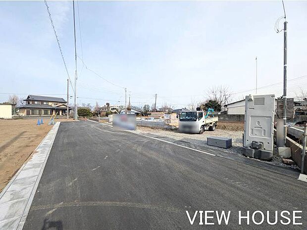 ■並列2台に加え、もう1台駐車可能なゆとりあるカースペースを確保しています♪お友達が遊びに来た際や、将来お子様がお車を持つ際にも重宝する広さがあります♪(3/2撮影)