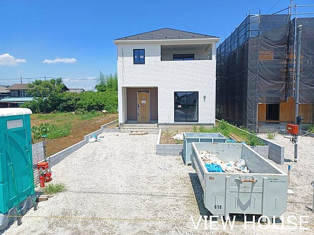 ■お車並列3台以上の駐車スペースを確保しており、共働き世帯や趣味のお車をお持ちの方にもピッタリですね♪(7/23撮影)