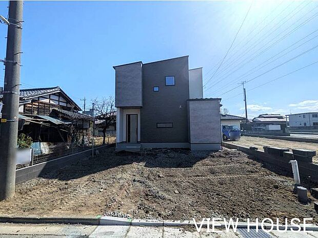 ■18.5帖の広々としLDKが主役の間取りです!キッチン背面のパントリーや、2階の大型ウォークインクローゼットなど、収納力も非常に充実♪(3/16撮影)