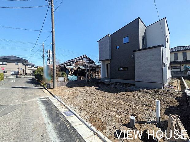 ■幅員にゆとりのある前面道路に面しており、運転が苦手な方でも落ち着いて駐車が可能です!(3/16撮影)