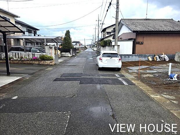 ■ゆとりの敷地には、お車を並列に3台並べて停められる広々スペースを確保!(3/26撮影)
