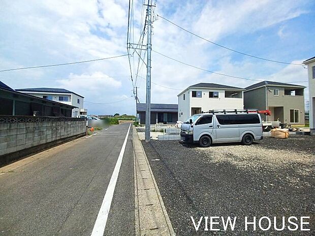 ■前面道路が広く、車での出入りもスムーズに行えます♪(8/20撮影)