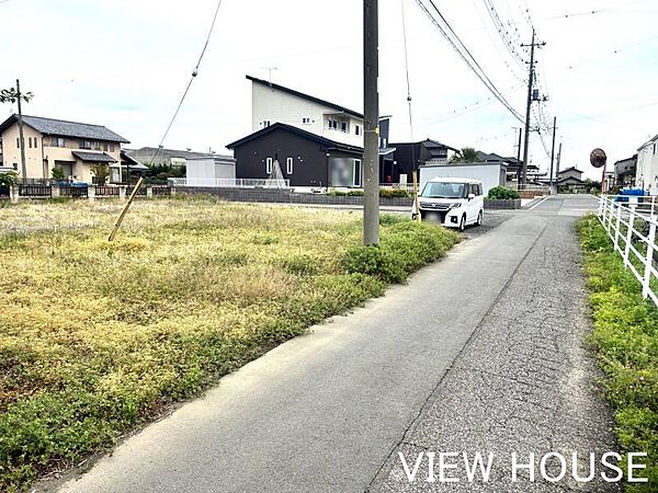 ■角地ならではの出入りのしやすさが自慢です！二方向からアクセスできるため、敷地内のレイアウトも自由自在ですね。用途に合わせて使い分けができる便利な立地がポイントです♪