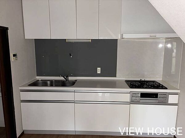 清潔感あふれる白を基調としたキッチンは、三口コンロでお料理の効率もアップ！上下にたっぷりと収納棚が備わっており、増えがちな調理器具や食器もすっきり収まります。毎日のお料理がもっと楽しくなる空間です！
