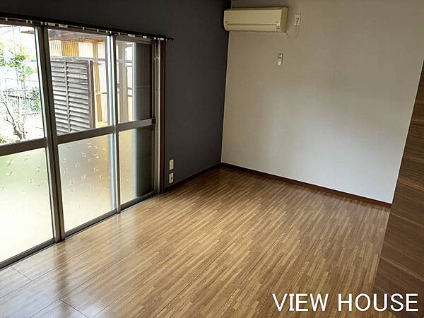 ■１階洋室│ブルーのアクセントクロスが目を引くお部屋は、落ち着きのあるおしゃれな空間！窓から入る自然光と壁の色合いが調和し、穏やかな時間を過ごせます。