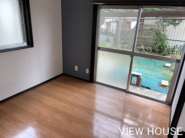 ■洋室│掃き出し窓から明るい光が差し込むお部屋は、お庭の緑も身近に感じられる開放的な空間！窓の外に広がるスペースではガーデニングやちょっとした外遊びも楽しめます♪