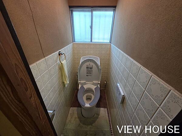 ■窓からの自然光で明るく清潔感のあるトイレです。壁面のタイルはお手入れがしやすく、爽やかな印象を与えます！