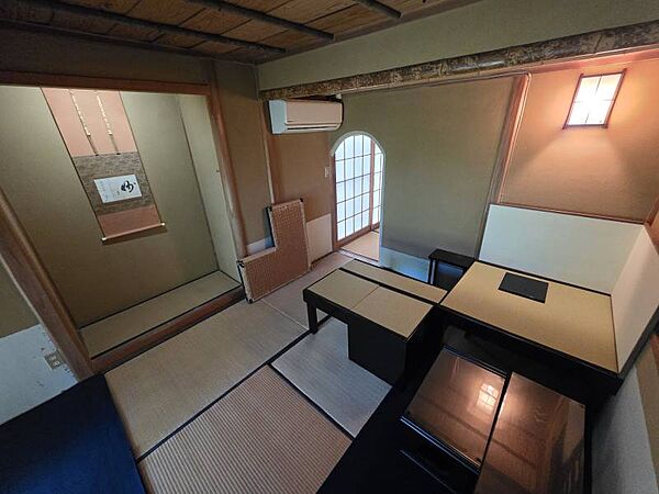 ■茶室│趣のある床の間や、柔らかな光が差し込む茶室、アーチ型の入口の奥は水屋へとつながっています♪