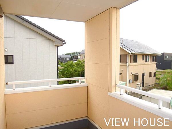 ■インナバルコニー｜屋根がかかっているため、急な雨の際も慌てずにお洗濯物を取り込むことができ、毎日の家事効率がグッとアップします！