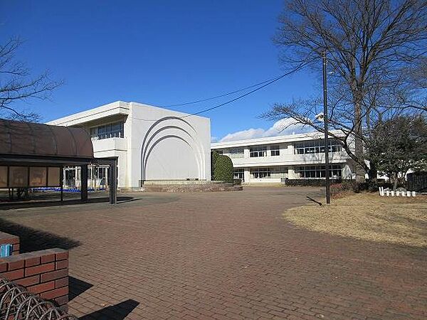 大泉町立東小学校 320m