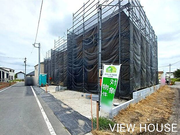 ■北道路側｜北側道路から現地3棟を臨む、すっきりと開放感あふれるお写真です！(8/4撮影)