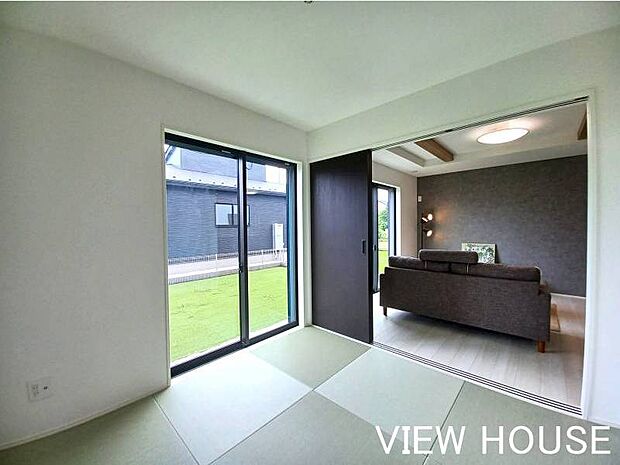 ■1階4.5帖和洋室|リビングとフラットに繋がっており、小さなお子様のお昼寝スポットや遊び場、家事の合間のちょっとしたひと息タイムにも最適な空間です♪