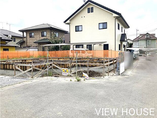 ■18帖LDK+ポップアップ天井・折り上げ天井: 天井高の工夫で縦の空間に広がりが生まれ、開放的な空間で家族団んらんの時間を過ごせます♪