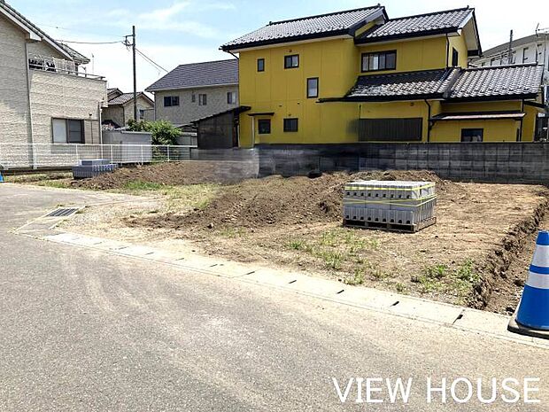 ■18帖LDK+ポップアップ天井・折り上げ天井: 天井高の工夫で縦の空間に広がりが生まれ、開放的な空間で家族団んらんの時間を過ごせます♪