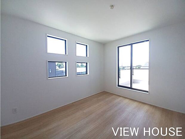 ■2階7帖洋室|風通しも良好で、一日を通して爽やかな空気の中で快適に過ごすことができます♪