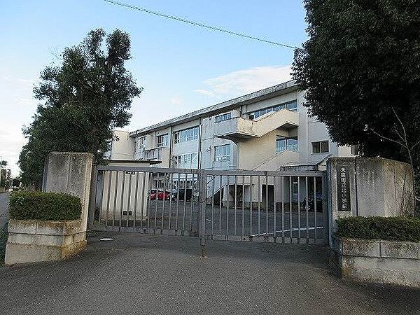 大泉町立北小学校 702m