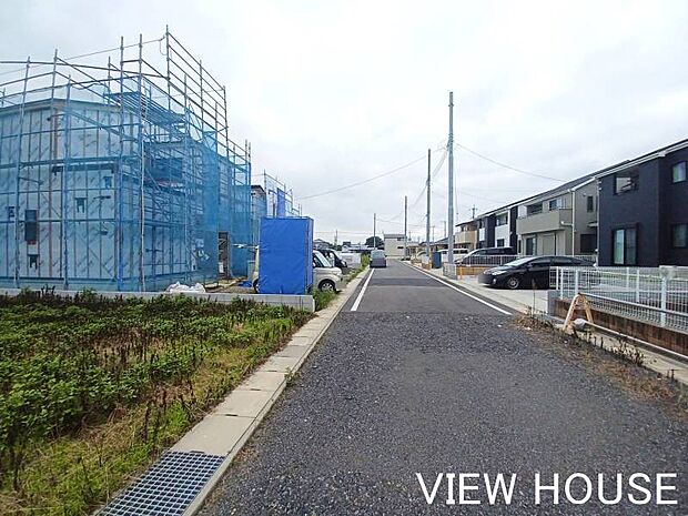 ■車通りが多すぎない落ち着いた道路環境のため、小さなお子様がいるご家族でも安心して歩くことができますね♪