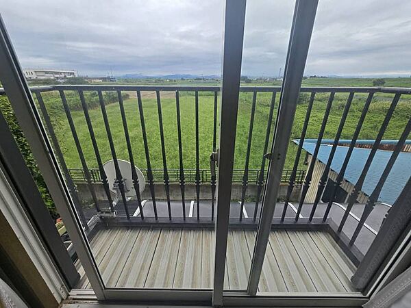窓の外には視界を遮る高い建物がなく、広々とした緑の景色を存分に眺めることができます！開放的な眺望の中でリフレッシュタイムを気持ちよくお過ごしいただけるバルコニーです♪