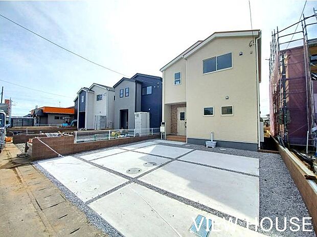 ■車の出し入れがスムーズに行える、広々としたゆとりある駐車スペースと前面道路です♪