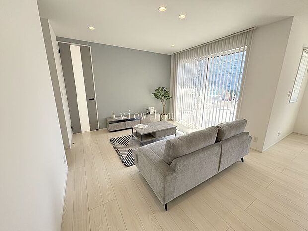 【リビング１０帖】 ゆっくりソファーでくつろげるスペースは家族のコミニュケーションも深まります♪