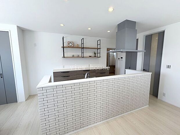 アイランドキッチンなので全方向から出入りもできて便利です。