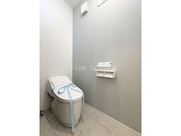 【トイレ】 タンクレスですっきり見えて温水洗浄便座付きなのでいつでも快適にご利用いただけます♪