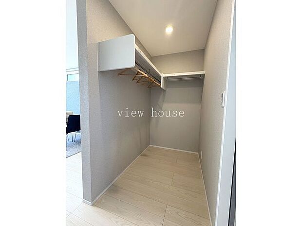 【ウォークインクローゼット】 お洋服をしわにせずに掛けられる。家事室の隣にあるので収納にも便利ですね♪