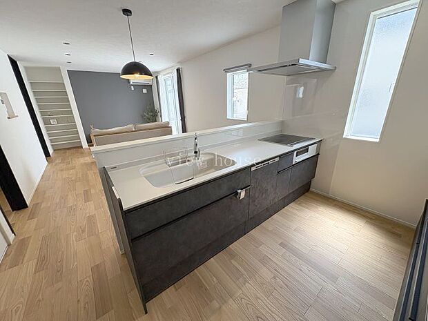 【システムキッチン】 シックでおしゃれな色のキッチンは食洗器、ＩＨクッキングヒーター付き♪