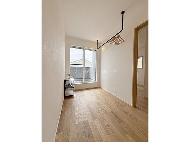 【２階階段ホール】 アイアンバー付き♪ちょっと干したいときや夜なども干せます♪