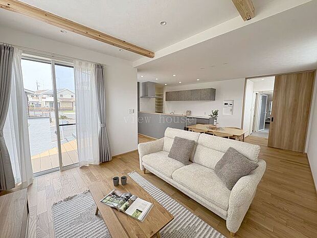 リビングには明るい自然光も入る窓!