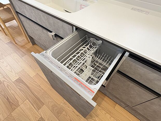 【食器洗い乾燥機】 朝の洗い物も食洗器にお任せ♪共働き家庭にも嬉しいですね♪