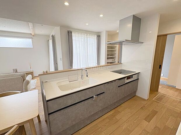 食洗器、IHクッキングヒーター付き♪冷蔵庫はキッチン右側に・・・生活感を感じさせないつくりになってます。