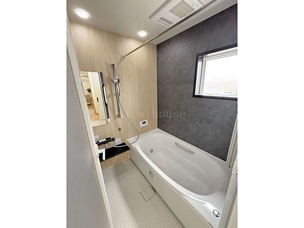 窓から明るい自然光を感じられる明るい浴室