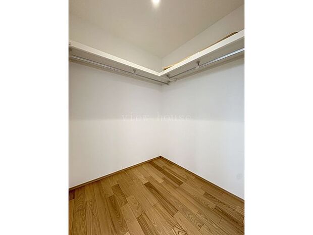 L字のウォークインクローゼットは衣替えの心配もありません。