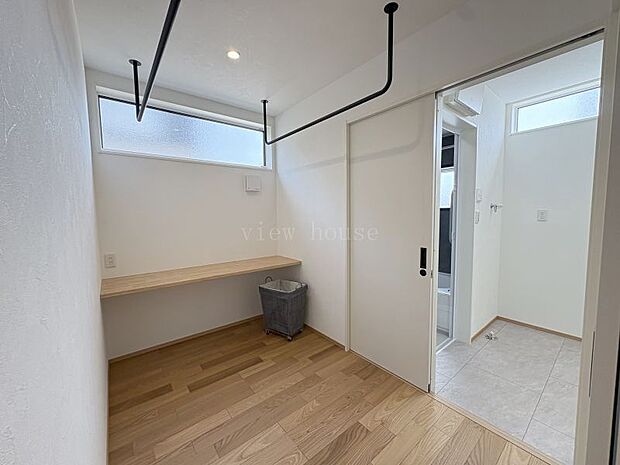 【ランドリールーム】 アイアンバー物干し付きで室内干しも安心♪