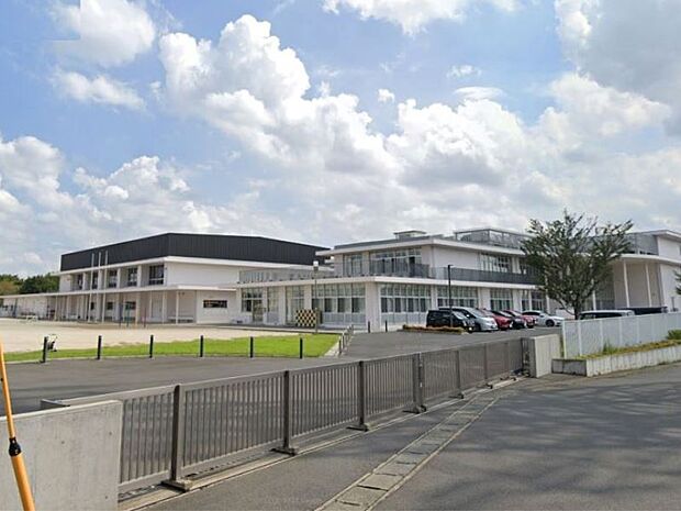 小山市立東城南小学校 720m2019年度に開校。電子黒板やタブレット端末を活用した授業を行っています。各学年平均4学級。