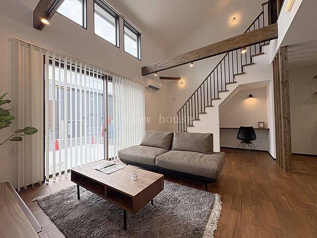 【リビング】 リビング階段は毎日の家族の会話も弾みます♪