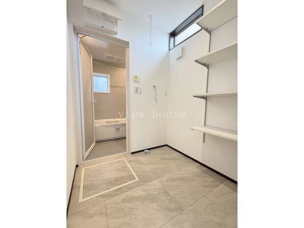 【脱衣所】 可動棚つきでごちゃごちゃしがちな洗面周りもきれいに片付きますね♪