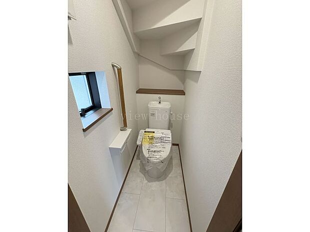 【トイレ】 トイレは各階完備♪階段下なのでコンパクトですが、小窓付きで換気もできます。