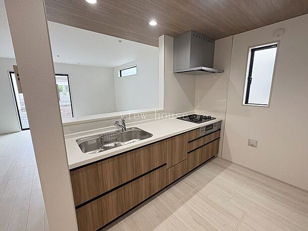 【システムキッチン】 お料理ができたら「これ運んで-♪」と手渡しができる対面キッチン♪リビングと一体感があり、楽しく食事やお菓子作りが出来ます♪